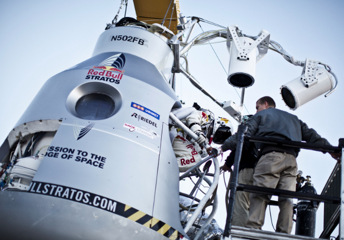 Felix Baumgartner beim Einstieg in die Kapsel
