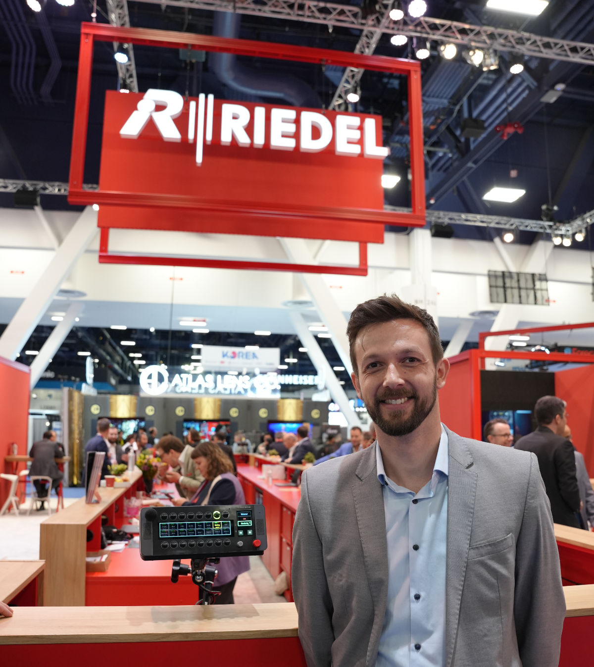 Riedel Produktmanager Dominik Litfin stellte das SmartPanel DSP-1216HL auf der NAB interessierten Besuchern vor