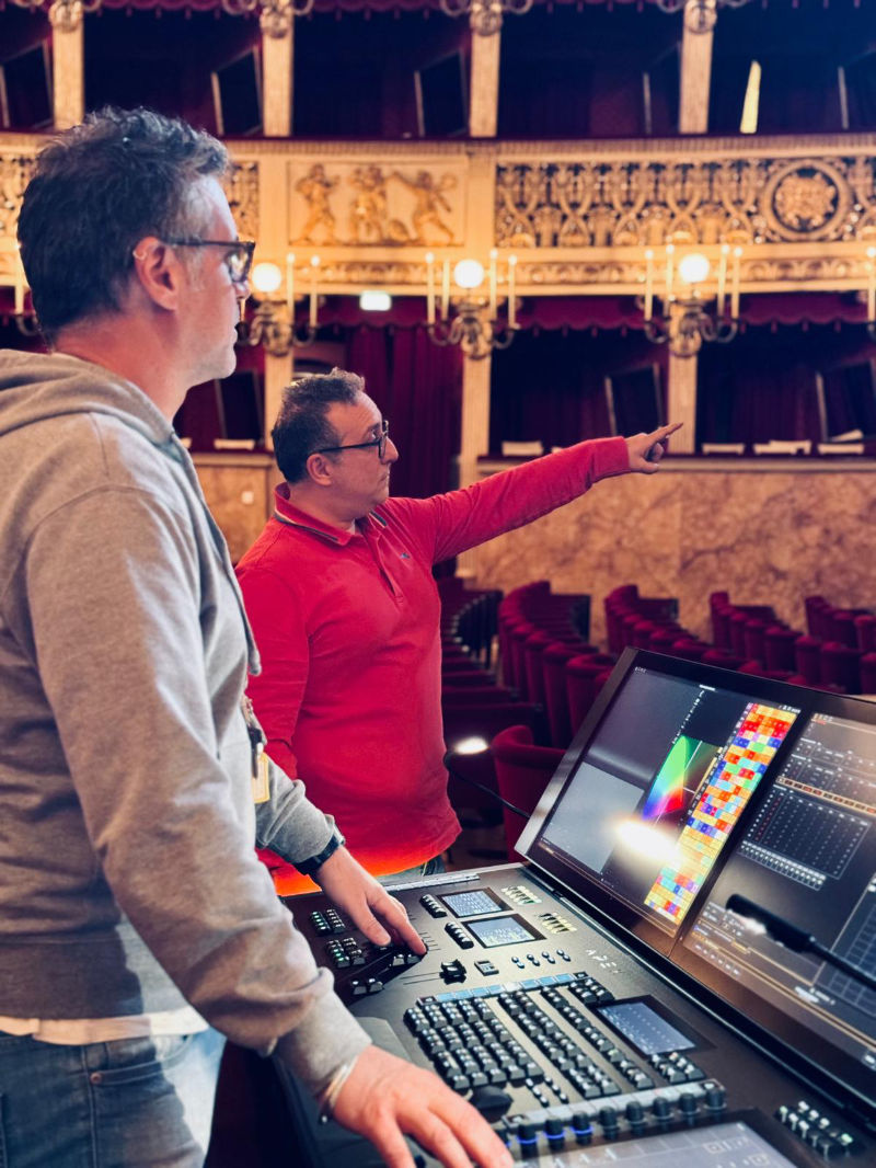 Neue Apex Konsole im Teatro di San Carlo