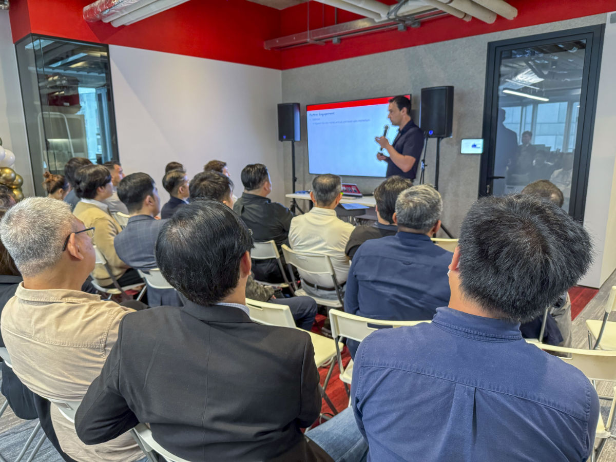 Teilnehmer der All-Asia Partnerkonferenz im neuen Riedel-Büro in Hongkong diskutieren über Markttrends und zukünftige Kooperationen