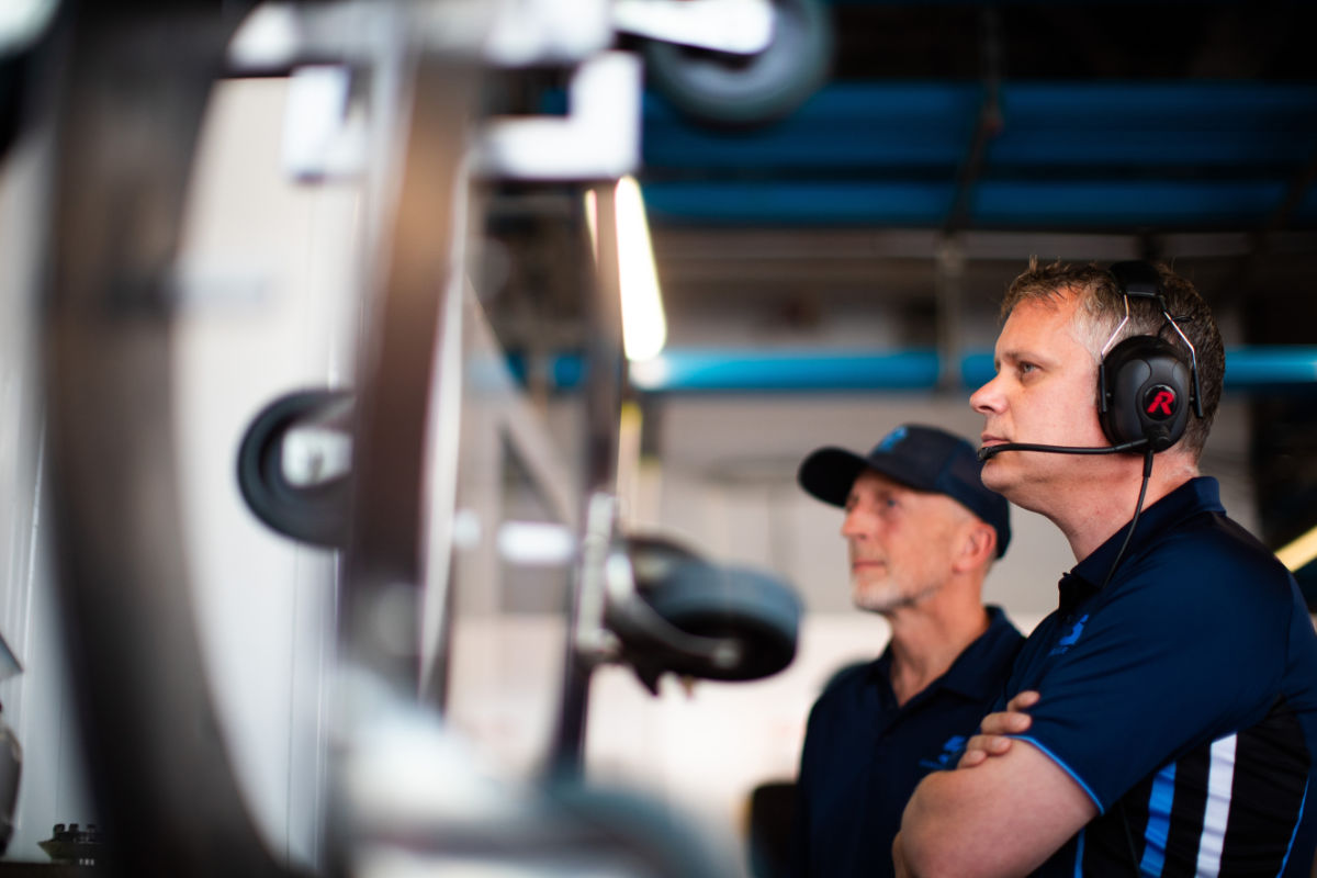 Mitglieder der Boxencrew von Garage 59 im Einsatz – ausgestattet mit Headsets aus dem Intercom-System von Riedel Communications.