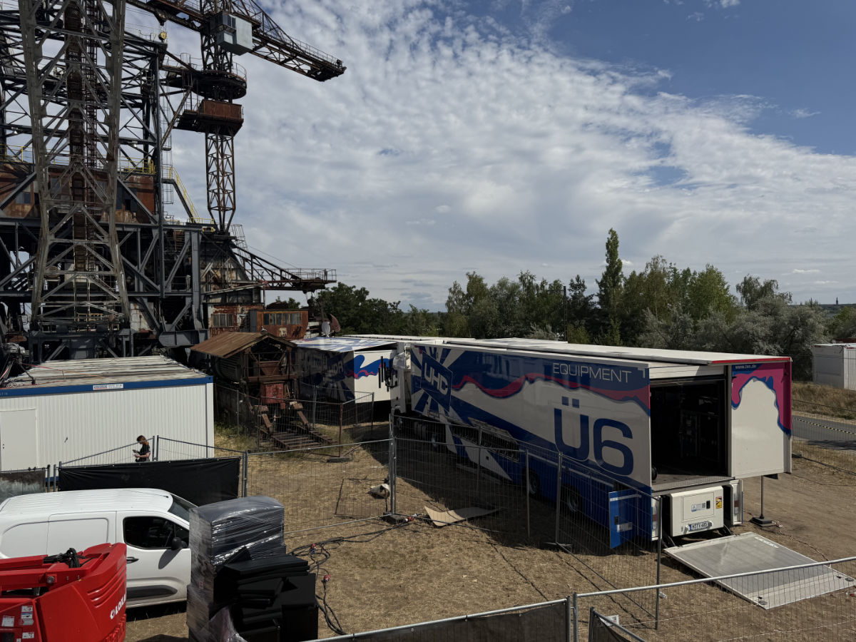 Der Ü-Wagen steht direkt neben einem der markanten Stahlkräne auf dem Festivalgelände.
