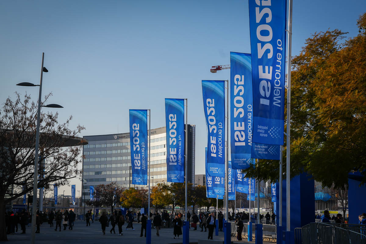 Der Haupteingang der ISE 2025 in der Fira de Barcelona – 2026 kehrt die AV-Branche erneut an diesen zentralen Treffpunkt zurück.