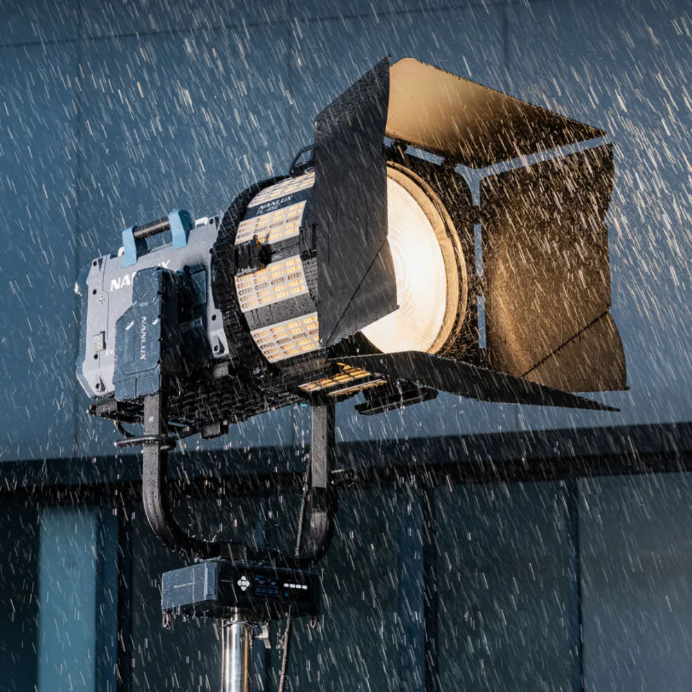 YK-E-EVL Motorized Yoke-L im Regen