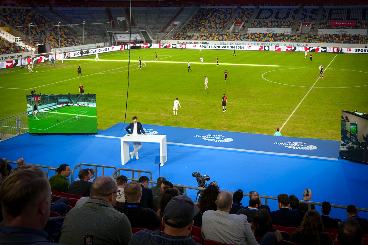 Beeindruckende Kulisse: Die Arena Stage der SportsInnovation mit Blick auf das Spielfeld, auf dem während der Konferenz nicht nur Fußball gespielt wird.