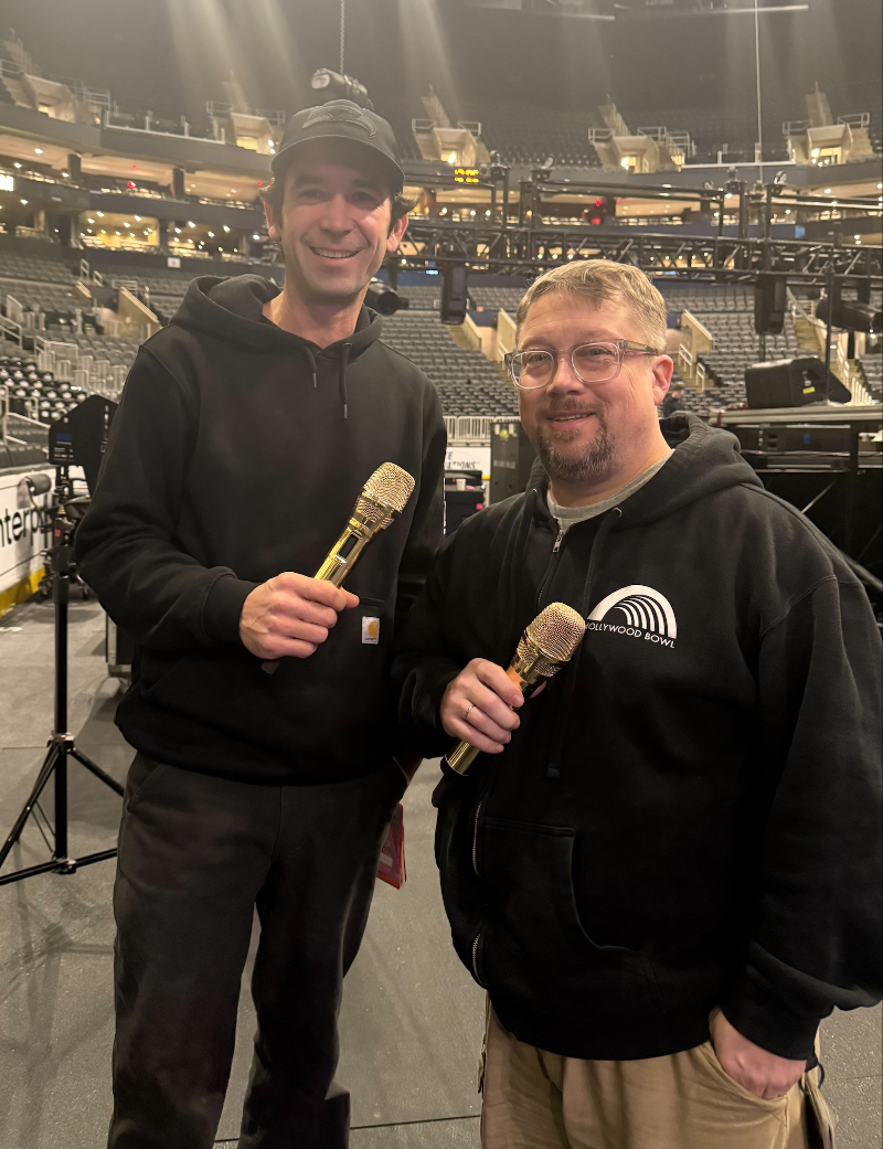 Der Monitor-Engineer von Brandi Carlile, Jerry Streeter (links), sowie der Front-of-House-Techniker Sean Quackenbush (rechts)