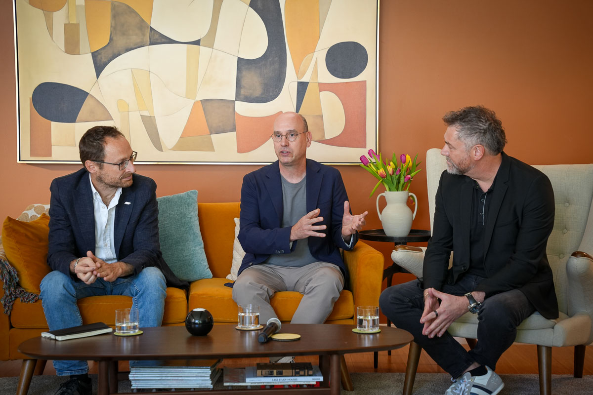 Erklärten auf der NAB 2026 die gemeinsame Strategie von ARRI und Riedel (v.l.n.r.): ARRI-Geschäftsführer David Bermbach, Riedel-Gründer und neuer ARRI-Eigentümer Thomas Riedel sowie ARRI-Geschäftsführer Chris Richter. ©mebucom