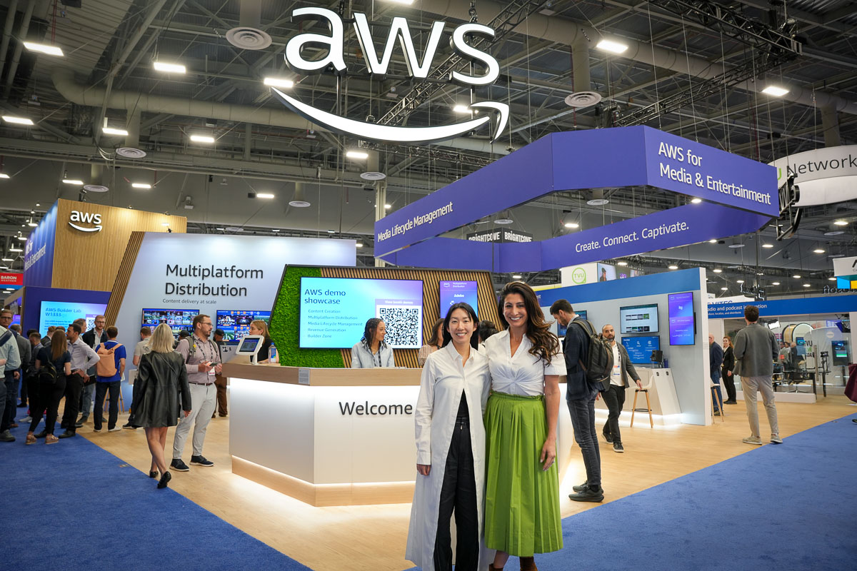 Samira Panah Bakhtiar, General Manager Media & Entertainment, Games and Sports bei AWS (re.), und Regina Rossi, Head of Product bei AWS Media Services, auf der NAB 2026.