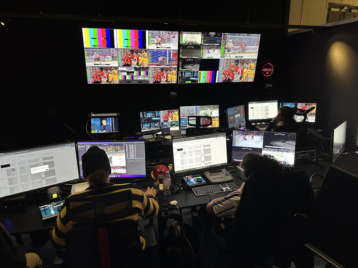 Multiview-Monitore in einer Senderegie während einer Live-Sportproduktion