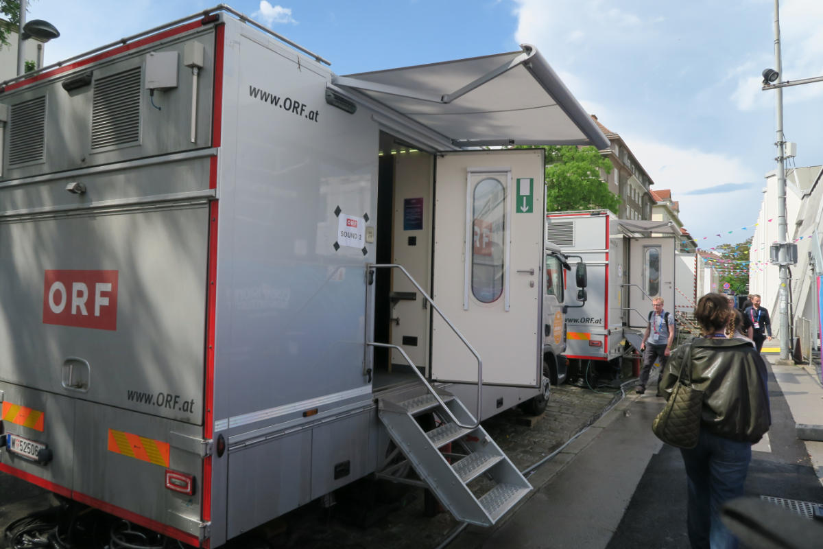Die beiden Sound-Trucks des ORF auf dem Compund des ESC.