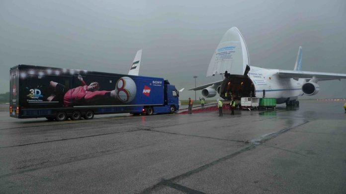 Der Bauch der Antonov schluckt den ganzen Truck