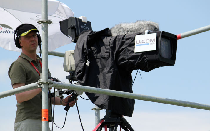 U.Com-Kameramann auf einem von drei Turmgerüsten    