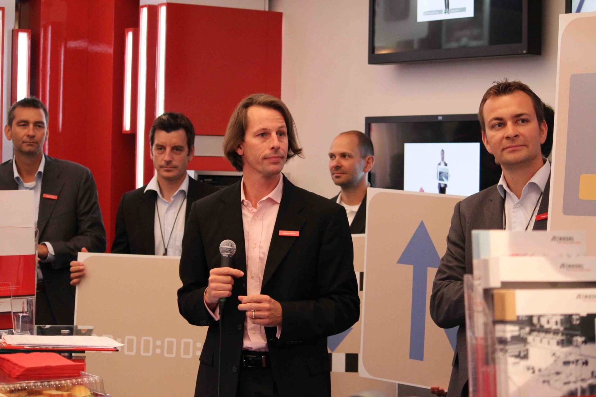 Andreas Hilmer, Riedel Communications, mit Kollegen beim Produktreport zur IBC Pressekonferenz