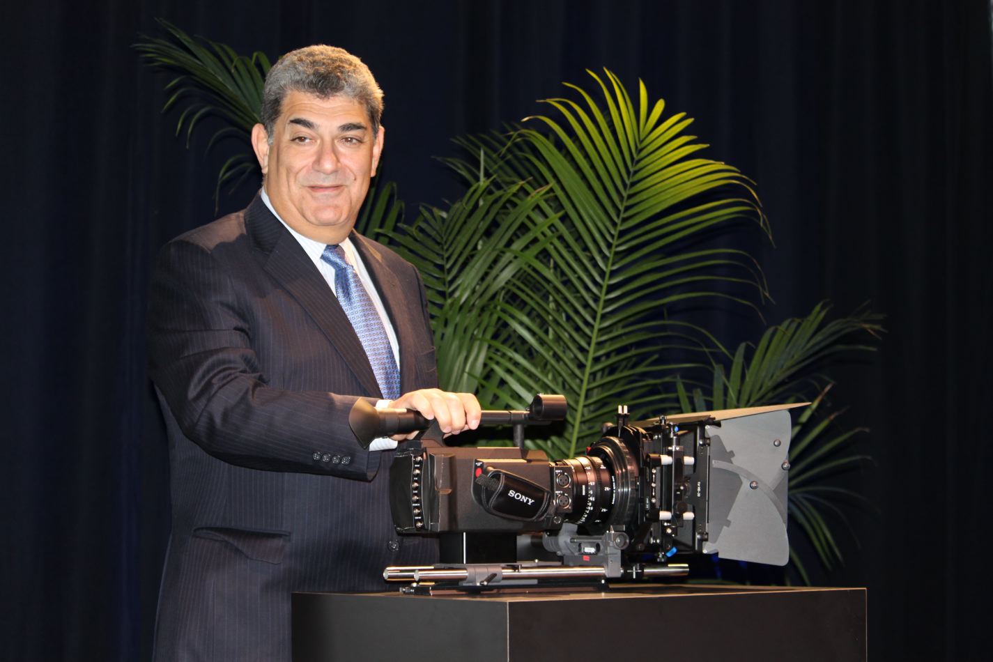 Sonys Senior Vice President, Sales & Marketing Professional Solutions of America, mit dem Prototypen der neuen Entry-Level Cine Camcorders von Sony