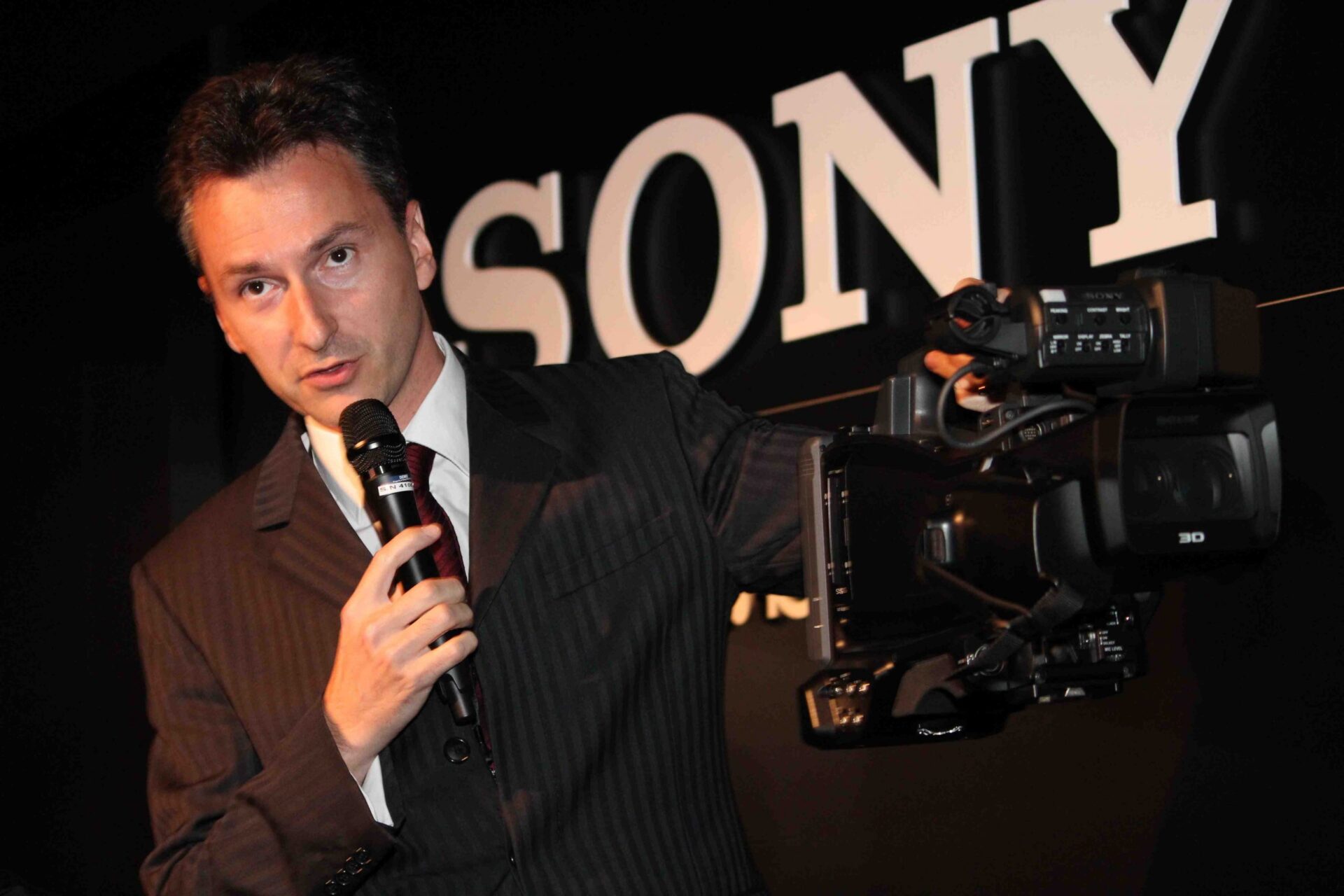 Oliver Bovis päsentiert den Prototypen des 3D-Schultercamcorders