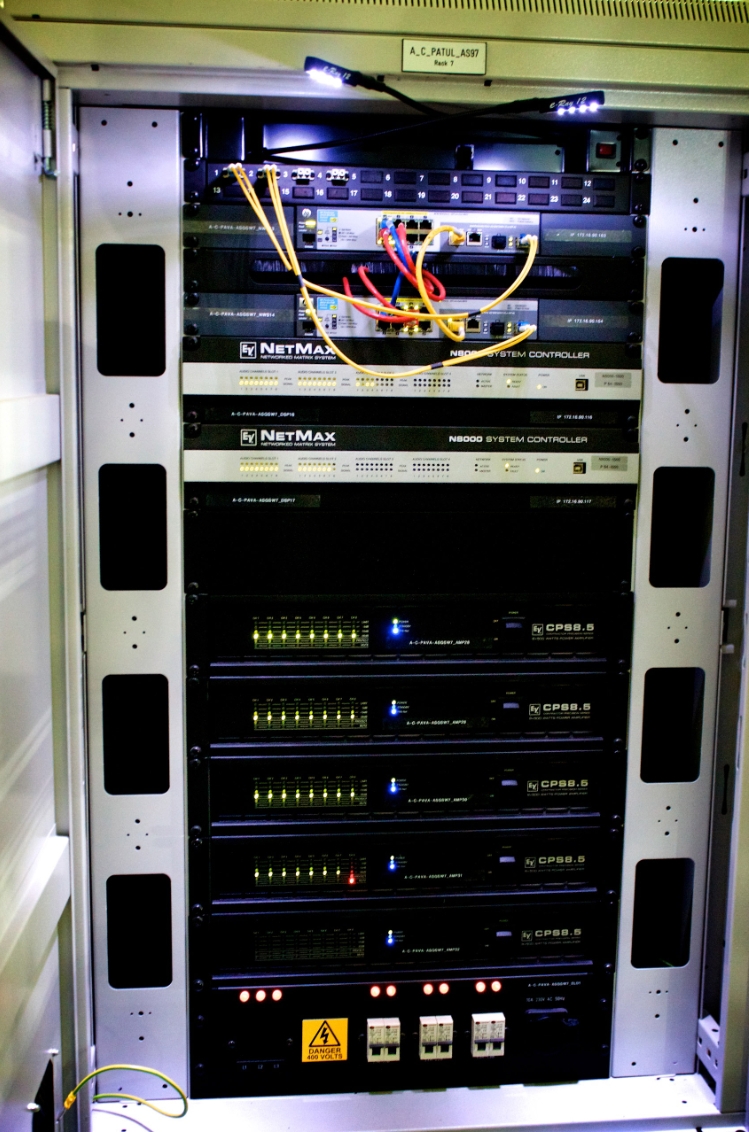 Redundant ausgelegte NetMax N8000 Digital Matrix Controller sowie CPS 8.5 Endstufen