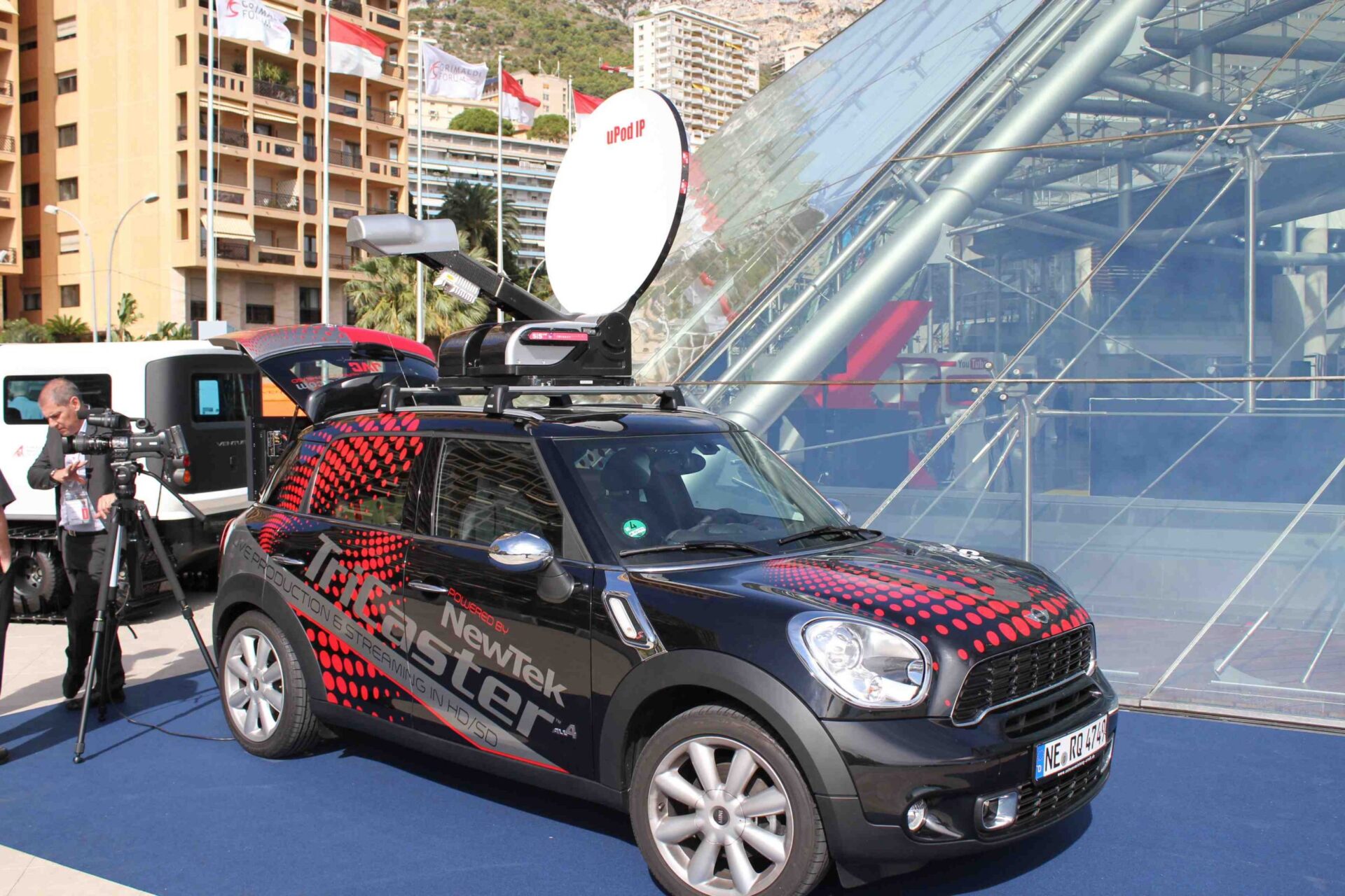 NewTek-SNG vor dem Grimaldo-Forum in Manaco