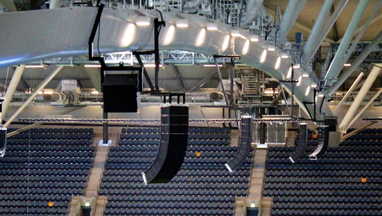Geflogenes Line Array mit XLD281 3-Wege-Elementen