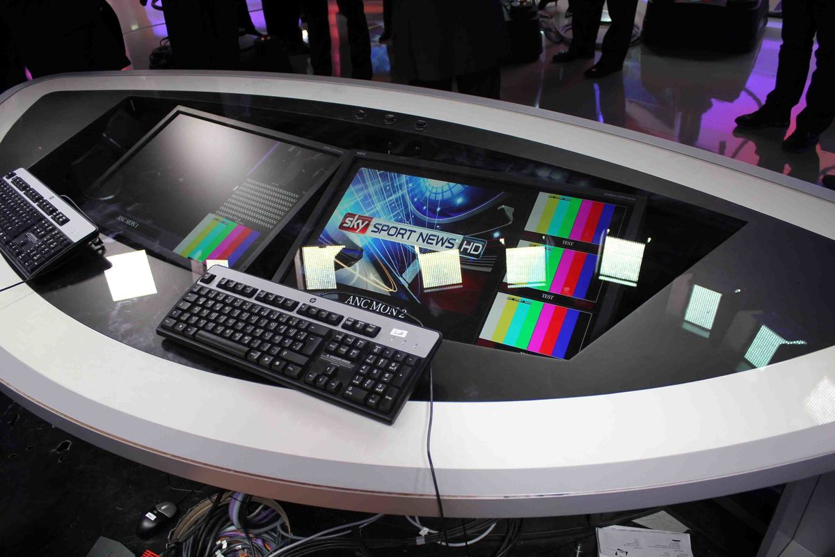 Moderationspult mit integriertem Monitor