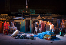 Theater-Aufführungen in 4K im Kino Behind the Beautiful Forevers / Britisches National Theatre