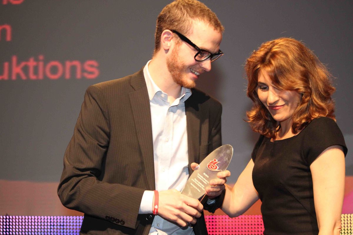 ntgegen.Nils Quak, Marketing & Communications Manager von Riedel, nimmt den IBC Award entgegen