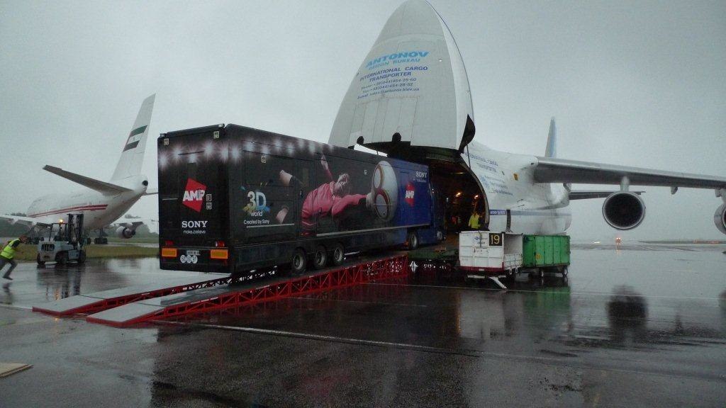 Der Bauch der Antonov schluckt den ganzen Truck