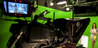 News-Produktion im virtuellen Studio News-Produktion im virtuellen Studio