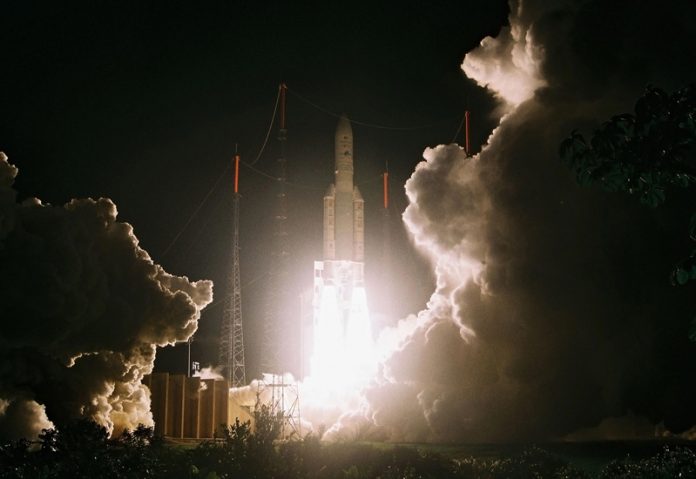 Eutelsat-Satellit W3B auf dem Weg zum Start