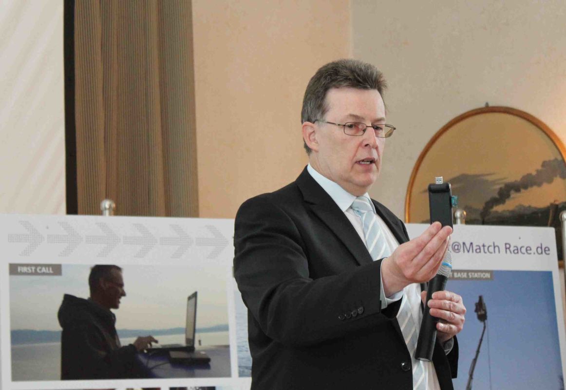 Erich Zielinski präsentiert den Prototypen eines LTE-Empfangsteils mit USB-Anschluss.