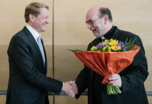 BR-Intendant Ulrich Wilhelm wiedergewählt Lorenz Wolf, Vorsitzender des Rundfunkrats (rechts) gratuliert Ulrich Wilhelm zur Wiederwahl