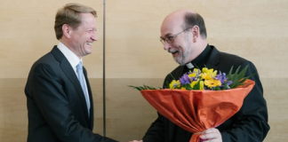 BR-Intendant Ulrich Wilhelm wiedergewählt Lorenz Wolf, Vorsitzender des Rundfunkrats (rechts) gratuliert Ulrich Wilhelm zur Wiederwahl