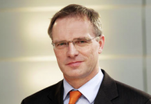 Trimedialer MDR-Newsdesk mit Stefan Raue Trimedialer MDR-Newsdesk mit Stefan Raue