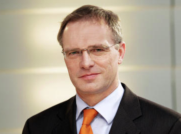 Trimedialer MDR-Newsdesk mit Stefan Raue1 Trimedialer MDR-Newsdesk mit Stefan Raue