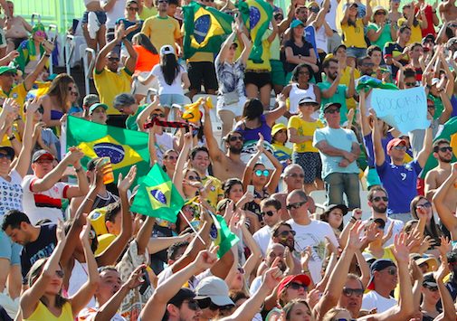 Brasilianische Fans im Beachvolleyball-Stadion an der Copacabana