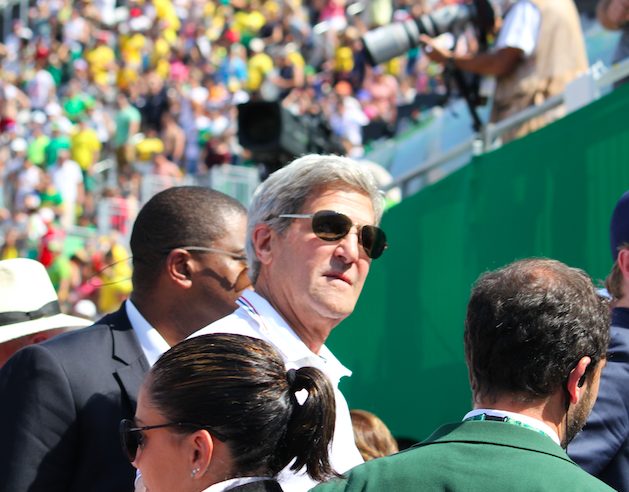 US-Außenminister John Kerry beim Olympischen Beachvolleyball Turnier an der Copacabana