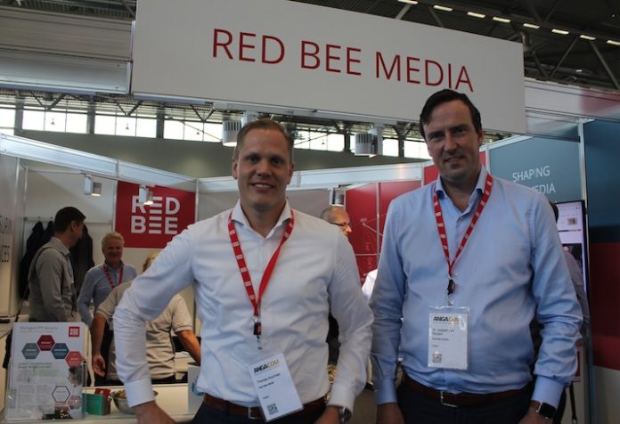 Thomas Huurman (li.), Head of Managed Service Delivery, und Dr. Josbert van Rooijen, Head of Market Area Benelux, Central [&] Eastern Europe von Red Bee Media, am ANGA COM 2019 Stand des Unternehmens.