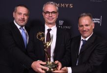 Engineering Emmy Award für ARRI ALEXA Frank Zeidler (v. l.), Harald Brendel und Glenn Kennel (alle ARRI) mit dem Engineering Emmy für ARRIs Digitalkamerasystem ALEXA (Foto: Jordan Strauss/Invision for the Television Academy/AP Images)