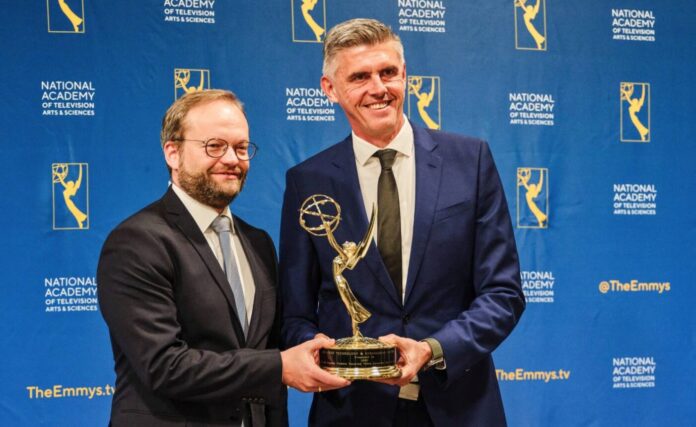 Lars Weyer (li.) und Dr. Matthias Erb von ARRI mit dem neuen Emmy