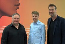 Qvest erweitert globale Präsenz Mark Lownds und Treva Head von tm stagetec systems mit Peter Nöthen von Qvest (v.l.n.r.)