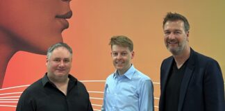 Qvest erweitert globale Präsenz Mark Lownds und Treva Head von tm stagetec systems mit Peter Nöthen von Qvest (v.l.n.r.)