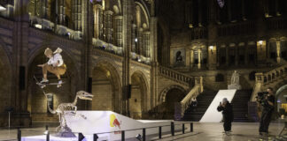 Canon liefert Kameras für Skate-Session in Museum Leticia Bufoni mit einem Kickflip über das Skelett eines Velociraptors