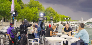 France Télévisions optimiert Live-Berichterstattung mit TVU France Televisions Live-Sendung von einem Boot auf der Seine in Paris ©TVU