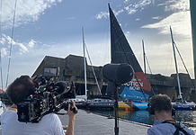 Team Malizia dreht Doku zur Vendée Globe 2024 Dokumentarfilmer vor der Rennsegelyacht Malizia