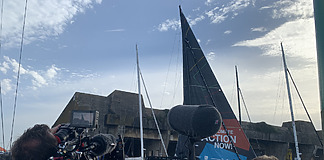 Team Malizia dreht Doku zur Vendée Globe 2024 Dokumentarfilmer vor der Rennsegelyacht Malizia
