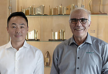 Genelec baut Vertriebsnetz in APAC-Region aus Broadcast Professional Group CEO Gary Goh (li.) und Genelec Managing Director Siamäk Naghian