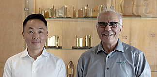 Genelec baut Vertriebsnetz in APAC-Region aus Broadcast Professional Group CEO Gary Goh (li.) und Genelec Managing Director Siamäk Naghian