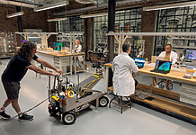 Apple filmt Keynote Event mit iPhone iPhone 15 Pro Max am Set der Apple Keynote