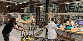 Apple filmt Keynote Event mit iPhone iPhone 15 Pro Max am Set der Apple Keynote