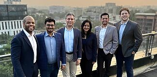 Bluestone Equity Partners investiert in Magnifi Walker Brumskine, Bluestone Equity partner; Vinayak Shrivastav, VideoVerse co-founder and CEO; Bobby Sharma, Bluestone Equity founder, managing partner; Meghna Krishna, VideoVerse CRO; Sabya Das, VideoVerse president and COO; Jack Ross, Bluestone associate (v.l.n.r)
