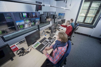Blick in eine der zwei Regien im hr-Landtags studio Wiesbaden. Hier ist der Live-Mscher MLS-X1 von Sony im Einsatz.